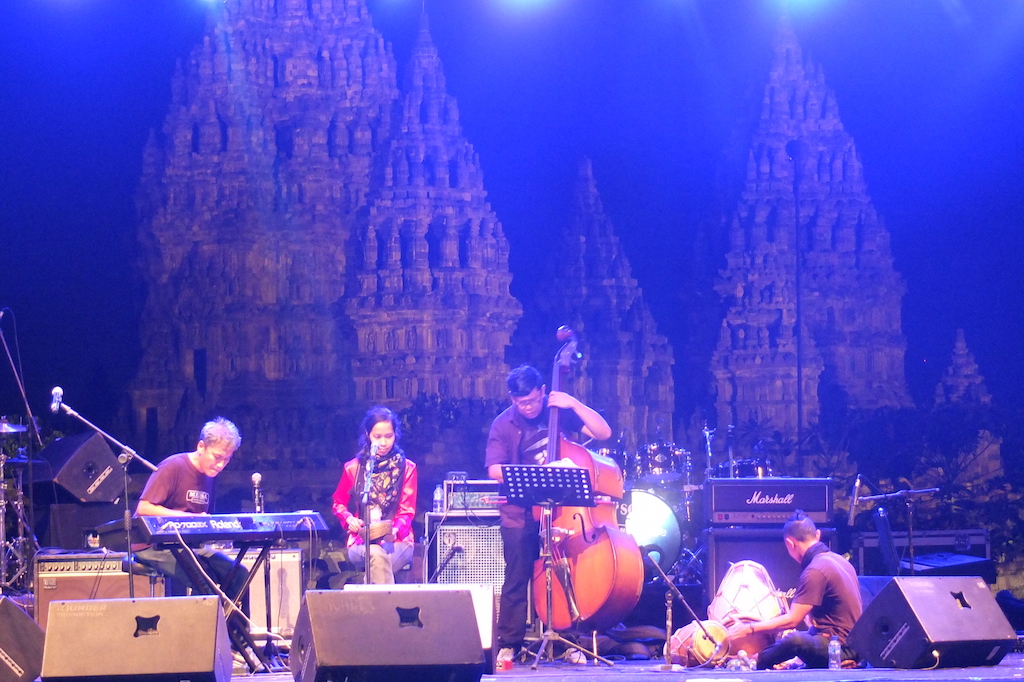 Menyimak Dialog di Panggung Simak Dialog